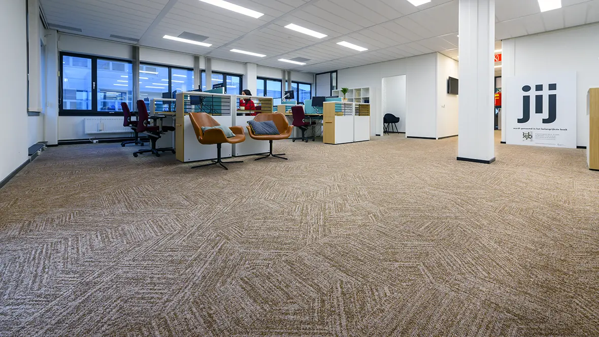Kantoor NL-Vlaams Bijbelgenootschap met Tessera Topology tapijttegels in de warme kleur bronze arc