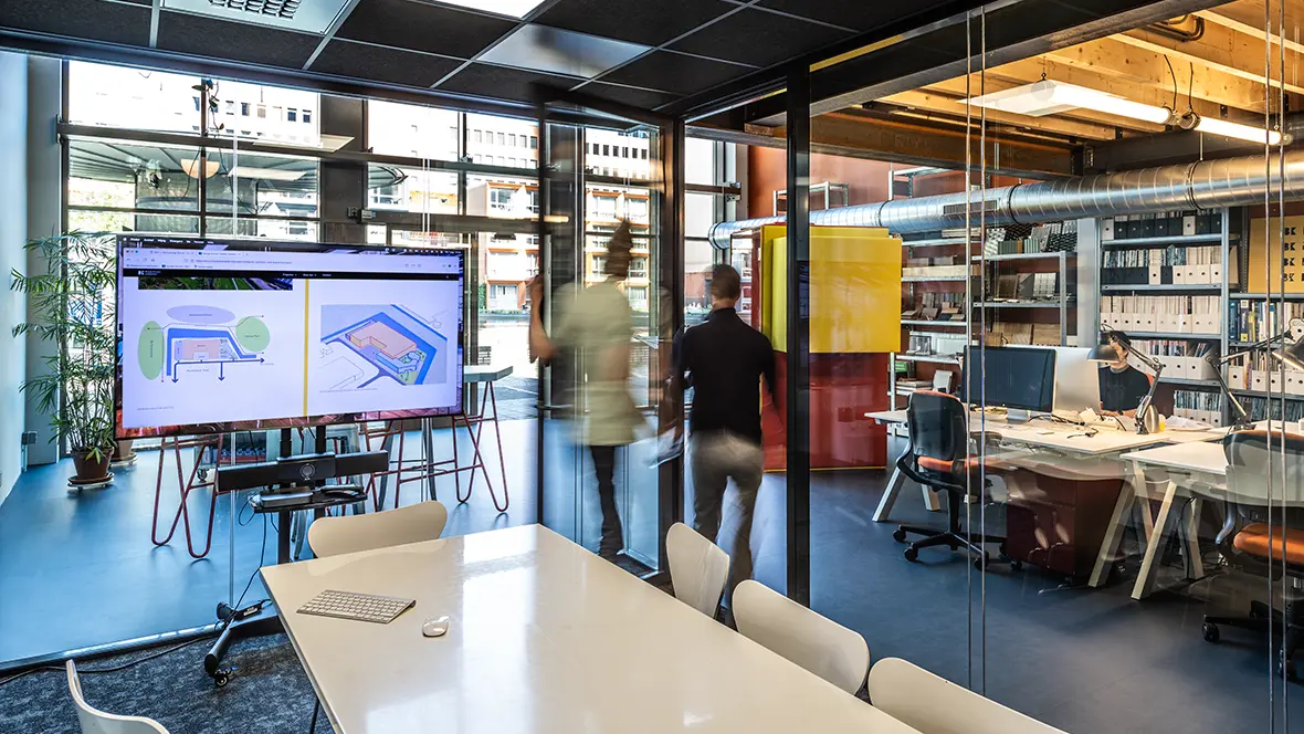 Bureau Kroner Architecten kantoor met Marmoleum Walton in kleur petrol op de vloer en Tessera Harmony in vergaderruimte
