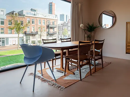 Binnenkijker Rotterdam - Eetkamertafel op Marmoleum Cocoa 3592 Salted Caramel