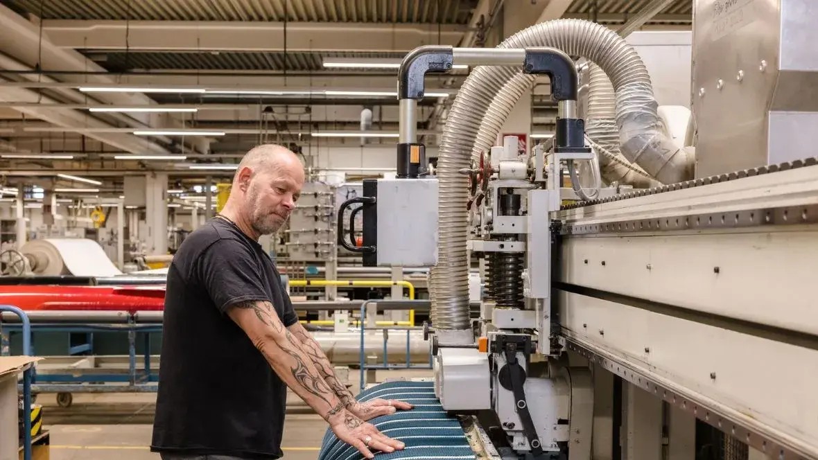 Setting up a conveyor belt in preparation for splicing