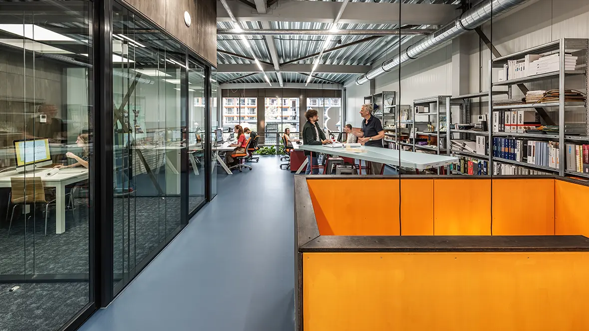 Bureau Kroner Architecten kantoor met Marmoleum Walton in kleur petrol op de vloer en in vergaderruimte Tessera Harmony
