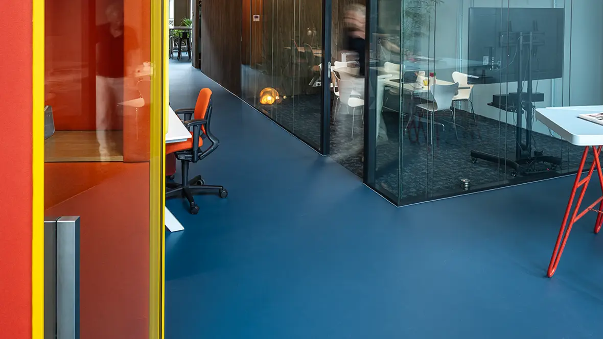 Bureau Kroner Architecten kantoor met Marmoleum Walton in kleur petrol op de vloer