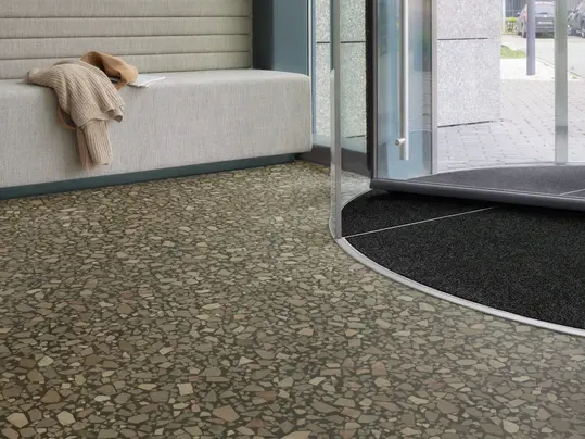 Revêtement de sol hôtel tendance design effet pierre PVC Eternal | Forbo Flooring Systems