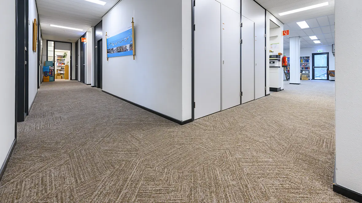 Kantoor NL-Vlaams Bijbelgenootschap met Tessera Topology tapijttegels in de warme kleur bronze arc