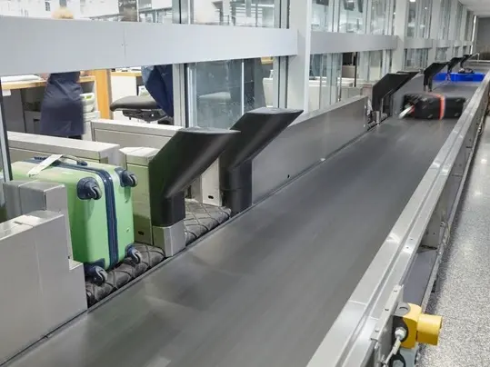 Energieeffiziente Transportbänder beim Gepäcktransport am Flughafen