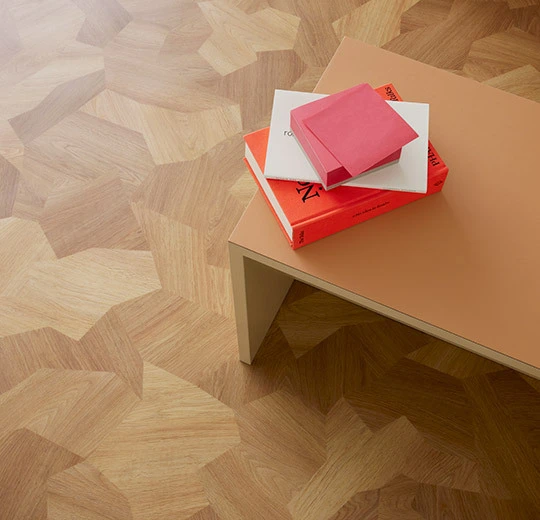 98513UP43C contrasted shaped wood
